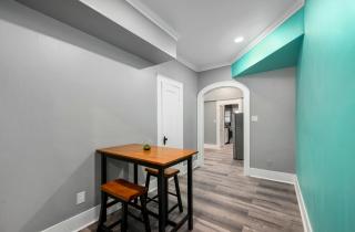 Modern Chic Montrose 3BR Apartment with King Bed - 9