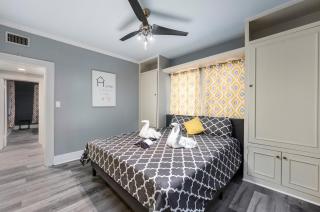 Modern Chic Montrose 3BR Apartment with King Bed - Houston - 5