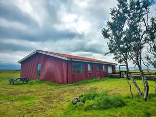 Northern Lights Farmhouse & Private Jacuzzi - 8