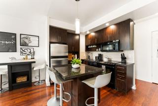 Modern Downtown Escape w Den & City Comforts - 7