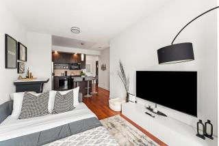 Modern Downtown Escape w Den & City Comforts - 5