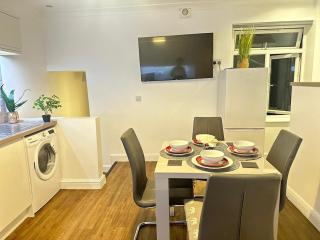 Stylish & Cosy 3 BR in Gravesend - 6