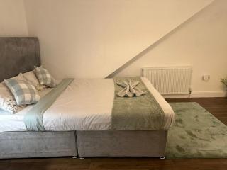 Stylish & Cosy 3 BR in Gravesend - 2