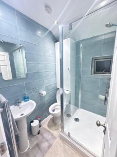 Stylish & Cosy 3 BR in Gravesend - 1