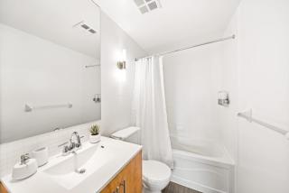 Modern 2BR in TO Near Yorkville & the Village - 4