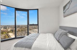 Central Location CBD Escape - Stunning Views, Pool and Gym Access - 9