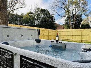 Bancroft Bungalow - Hot Tub, Fire Pit - Near Uptown - 2