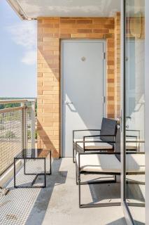 DT 2BR 2BA Luxe Suite Walkable Gym Pool Parking - Silver Spring - 4