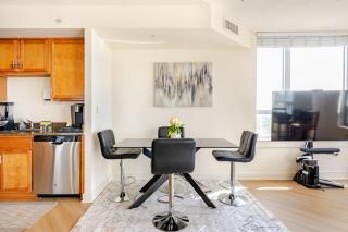 DT 2BR 2BA Luxe Suite Walkable Gym Pool Parking - Silver Spring - 3