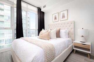 One of a Kind Sub-Penthouse Breathtaking Views - 8