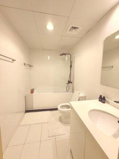 Premium 1BR, 2 Bath, Walk to Circle Mall, Pool & Gym - 2