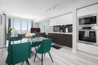 Toronto Getaway 2BR Condo w City Views - 5
