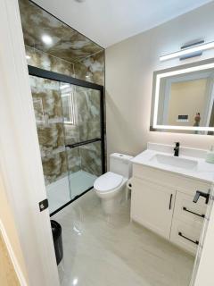 3 Bedroom Home Peaceful & Trendy - Brampton - 9