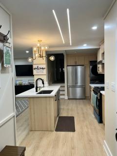3 Bedroom Home Peaceful & Trendy - Brampton - 7