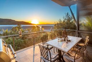 Yacht Club 33 Serenity House Ocean Views 2 Buggies - Hamilton Island - 6