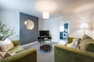 Immaculate 4-bed Home in Northampton by Renzo, Perfect for Contractors, Sleeps 8! - Kingsthorpe - 0