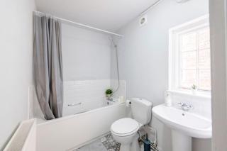 Immaculate 4-bed Home in Northampton by Renzo, Perfect for Contractors, Sleeps 8! - Kingsthorpe - 2