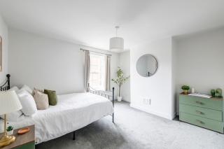 Immaculate 4-bed Home in Northampton by Renzo, Perfect for Contractors, Sleeps 8! - Kingsthorpe - 1