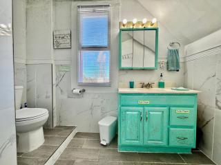 Private Room TINY with Shared Bathroom near SeaTac Airport and Downtown Seattle - 1