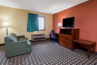 Super 8 by Wyndham Staunton - 8
