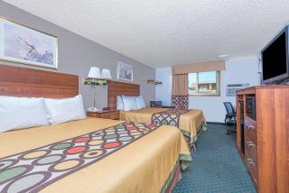 Super 8 by Wyndham Pueblo - 9