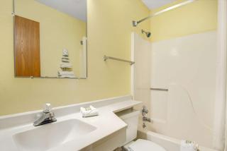 Super 8 by Wyndham Lenexa Overland Park Area/Mall Area - Lenexa - 1