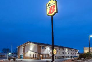 Super 8 by Wyndham Bismarck - Bismarck - 9