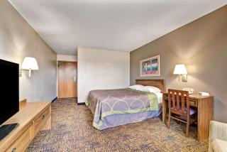 Super 8 by Wyndham Indianapolis Emerson - 4
