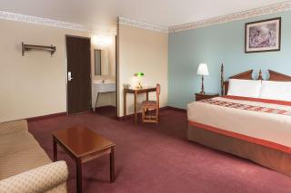 Super 8 by Wyndham Woodstock - 2