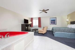 Days Inn by Wyndham Pueblo - 2