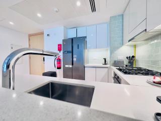 Bright 2BR Pool, Yas View & Direct Beach Access - Abu Dhabi - 1