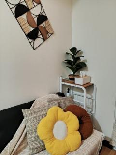 Cozy QC Condo with Karaoke Pool & Fast WiFi - Manille - 9
