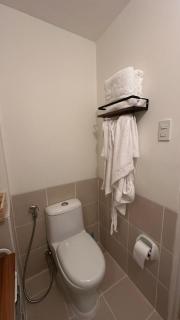 Cozy QC Condo with Karaoke Pool & Fast WiFi - Manille - 7