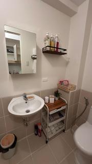 Cozy QC Condo with Karaoke Pool & Fast WiFi - Manille - 5