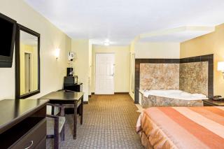 Days Inn & Suites by Wyndham Downtown Gatlinburg Parkway - Gatlinburg - 9