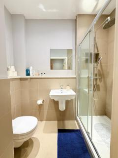 BRAND NEW - For 4 - 3min Heathrow Airport, Windsor Castle - 5