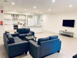The Comfort Corner - Spacious 4 Bedroom Home - Clyde North - 8