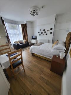 The Hive at Bramley House, Studio Apartment - 9