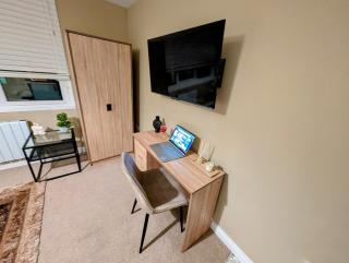 Private studio bathroom and ensuite - 2