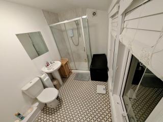 Private studio bathroom and ensuite - 1