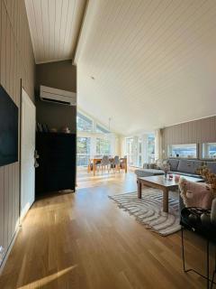Modern Cabin With A Short Walk To The Sea - Skjærhollen - 0