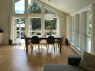 Modern Cabin With A Short Walk To The Sea - 3