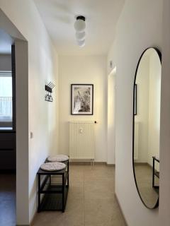 Fresh Apartment Upstairs & Free Parking - 2