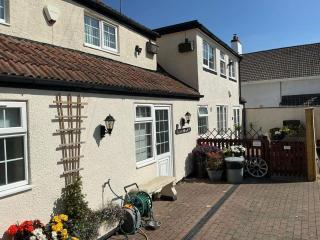 Rain Hill Cottage - Sleeps 4 Parking & Pets Ok - Louth - 1
