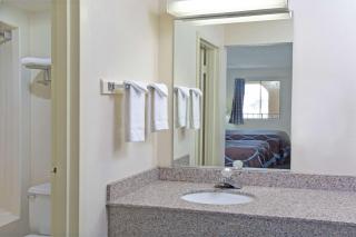 Super 8 by Wyndham Suwanee - 9