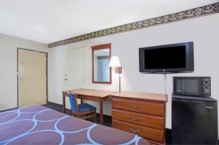Super 8 by Wyndham Suwanee - 3