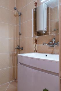 Renovated 1 Bedroom - Full Kitchen - Parking - 4km Tsarevets - 6