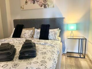 Sub Penthouse 1 BDR King Bed 27' Balc Legisslature, UG Parking - Edmonton - 6