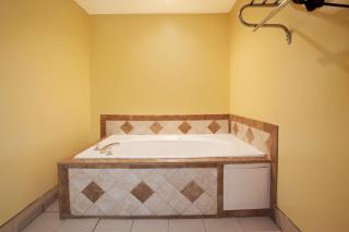 Days Inn by Wyndham Covington - 9