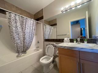 Sub Penthouse 1 BDR King Bed 27' Balc Legisslature, UG Parking - Edmonton - 7